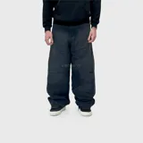 Jean ultra baggy color negro, de corte ancho y relajado, con diseño de costuras reforzadas en las rodillas y acabado deslavado.