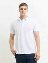 Chomba verde con cuello polo y tapeta de dos botones.