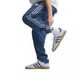 Pantalón deportivo Adidas de corte recto, color azul con las icónicas tres tiras blancas laterales y logo del trébol bordado en la pierna. Cuenta con cintura elástica y cierre en los tobillos.