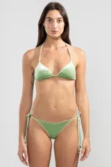Top de bikini triángulo color verde pistacho, confeccionado en terciopelo reciclado con textura a rayas finas. Tiene tiras ajustables en cuello y espalda, terminadas con dijes.