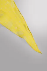Bandana triangular amarilla de ramio y algodón con detalles de bordados a tono.