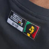Remera Adidas color negro de manga corta, con estampa frontal de Bob Marley y la leyenda "Football is freedom", además del logotipo clásico de la marca.