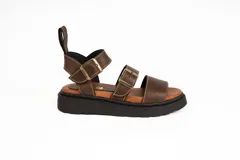 Sandalias de cuero marrón con plataforma y hebillas doradas.