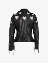Chaqueta de cuero negra estilo motociclista con cierre cruzado, detalles de corazones plateados en hombros y espalda, y cordones laterales ajustables.