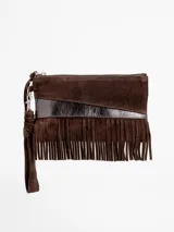 Sobre de mano confeccionado en gamuza marrón, con diseño de flecos colgantes, franja de cuero texturizado, cierre superior y correa de muñeca desmontable.