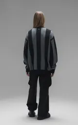 Sweater de punto con diseño a rayas verticales en negro y gris, cuello redondo y mangas largas. Presenta un estampado gráfico frontal con estilo deportivo retro que incluye el texto 'Ravers' y el número '90'. Cuenta con terminaciones en punto rib en cuello, puños y ruedo.