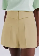 Short color beige de lino con cintura alta y bolsillos laterales.