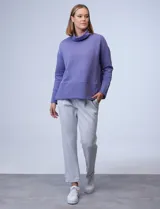 Buzo de jersey color lila con cuello alto y tajos laterales.