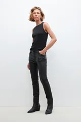 Pantalón de jean negro engomado, corte slim fit.