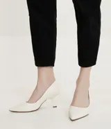 Zapato scarpin color blanco hueso, con puntera fina y taco fino diferenciado de 8 cm de altura. Fabricado en poliuretano.