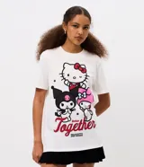 Remera blanca de algodón con cuello redondo y manga corta. Presenta una estampa frontal colorida con los personajes Hello Kitty, Kuromi y My Melody junto a la frase Better Together.