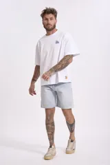 Bermuda de jean celeste con corte a la rodilla.