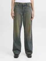 Jean de denim para mujer, de tiro bajo y corte loose fit con pernera amplia. Presenta un lavado con efecto desgastado de tono amarillento, cierre frontal con botón y cinco bolsillos clásicos.