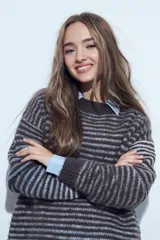 Sweater de tejido de punto con diseño de rayas horizontales en tonos bordó y celeste. Presenta cuello redondo, corte holgado y mangas largas con puños ajustados.