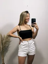 Short de cuero sintético color negro y blanco, de tiro alto y corte recto.