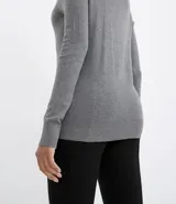 Cardigan de punto color mostaza con escote en V y cierre frontal de botones. Presenta mangas largas y diseño ajustado al cuerpo.