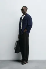 Sobrecamisa de hombre color azul marino, confeccionada en tejido seersucker texturizado. Presenta cuello bowling, manga larga con puño elástico y un bolsillo plastrón en el pecho.