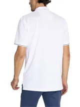 Remera polo de manga corta confeccionada en piqué de algodón pima. Presenta cuello clásico con cierre de botones, detalles en contraste en los puños y logo bordado en el pecho.