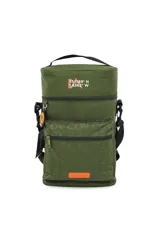 Mochila matera de color verde militar con diseño cilíndrico y marca Discovery. Cuenta con compartimentos con cierre, asa superior y correa ajustable. Presenta estampados de coordenadas y el logo de la marca en relieve.