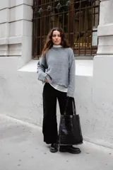 Buzo tejido en mohair con cuello a la base, silueta crop y tajos laterales.