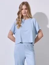 Remera corta celeste en tejido rib con escote a la base y mangas raglán cortas.