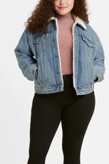 Campera de jean celeste con cuello de sherpa blanco, bolsillos laterales y frontales con solapa y cierre con botones metálicos.