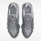 Championes Nike Shox TL en tonos gris lobo y gris hierro, con diseño de amortiguación Shox en la suela y detalles de malla en la parte superior.