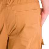 Pantalón cargo color tostado con cintura elástica, bolsillos laterales tipo cargo, bolsillo para herramientas y puños elásticos en los tobillos.