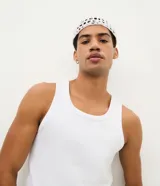 Gorro tipo beanie de ganchillo color blanco, con diseño texturizado de puntos calados.