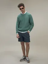 Sweater azul marino de punto con cuello redondo y mangas largas.