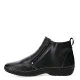 Botas de cuero negro con diseño casual, cierre lateral y costuras decorativas en contraste. Presentan una suela plana de goma antideslizante y un corte ergonómico que brinda comodidad para el uso diario.