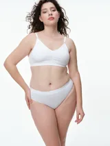 Soutien tipo bralette de microfibra seamless, con cuello en V y copas removibles. Presenta breteles ajustables y cierre en la espalda con broche de tres posiciones.