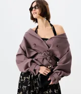 Campera corta tipo trench de la marca Cortelle, en color malva, con diseño cruzado de doble abotonadura, solapas amplias, mangas abullonadas con puños ajustables y cinturón para atar en la cintura.