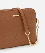 Cartera pequeña de diseño transversal con textura de efecto tressê, cierre superior con cremallera y correa larga de cadena metálica.