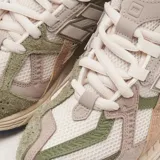 Championes New Balance modelo M1906Ne, color beige, verde y rosa.