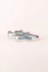 Championes celestes con glitter multicolor en punta y talón, lazo de raso y suela de cuero.