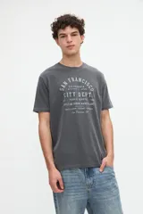 Remera de manga corta color blanco con estampa tipográfica frontal en tono rojo, de calce clásico y cuello redondo.