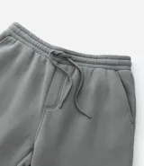 Pantalón de corte recto confeccionado en tejido de algodón y poliéster, con cintura elástica ajustable mediante lazo y bolsillos laterales.