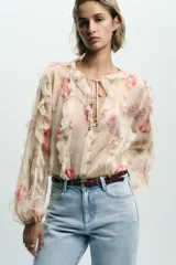 Jeans de tiro alto con corte de pierna recta y diseño de cinco bolsillos. Confeccionados en tejido denim rígido de lavado claro, incluyen un cinturón fino de cuero en tono marrón.