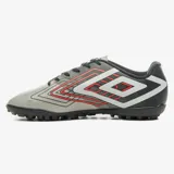 Championes de fútbol 5 Umbro Reflect F5 color celeste con detalles en amarillo y fucsia. Presentan el logo de Umbro en el lateral y suela de goma con tapones.