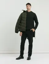 Pantalon de pana de corte clasico, color verde oliva, con bolsillos delanteros inclinados y bolsillos traseros de ribete.