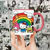 Taza blanca con asa y borde interior color rosa, con estampado de Hello Kitty, My Melody, Keroppi, Pochacco, Cinnamoroll y un huevo frito, sobre un arcoíris.