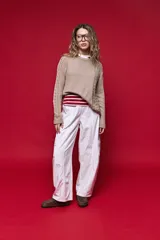Sweater de tejido de punto negro con tramas de ochos en las mangas y laterales, cuello redondo a la base y mangas largas.