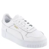 Championes urbanos Puma modelo Carina Street con suela de plataforma. Presentan un diseño en capas con base blanca, detalles en gris claro y franja lateral en tono verde menta suave. Cuentan con cierre de cordones y suela de goma con relieve en la puntera y talón.