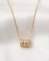 Collar de acero con baño de oro, compuesto por una cadena fina y un dije central formado por tres anillos circulares entrelazados con incrustaciones de circonias.