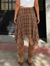 Pollera midi de corte evasé con diseño asimétrico y caída fluida. Presenta un estampado cuadrillé en tonos tierra, marrón y beige, con cintura de tiro medio.