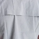 Camisa manga corta gris de poliéster reciclado y spandex. Cuenta con tecnología MBLOCK, bolsillo en el pecho con solapa y logotipos impresos.