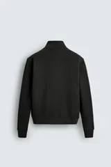 Sudadera de algodón color negro, de corte regular fit, con cuello alto, cierre frontal de cremallera bidireccional y bolsillos frontales de vivo.