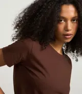 Remera básica de manga corta y cuello redondo, confeccionada en algodón de color celeste.