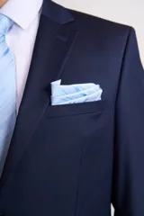 Traje de dos piezas compuesto por saco de corte clásico con cierre de un botón y pantalón de vestir a juego. Presenta solapas de muesca y bolsillos con solapa.